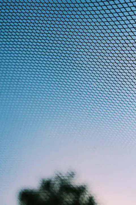 Malla de sombra frente a un cielo azul